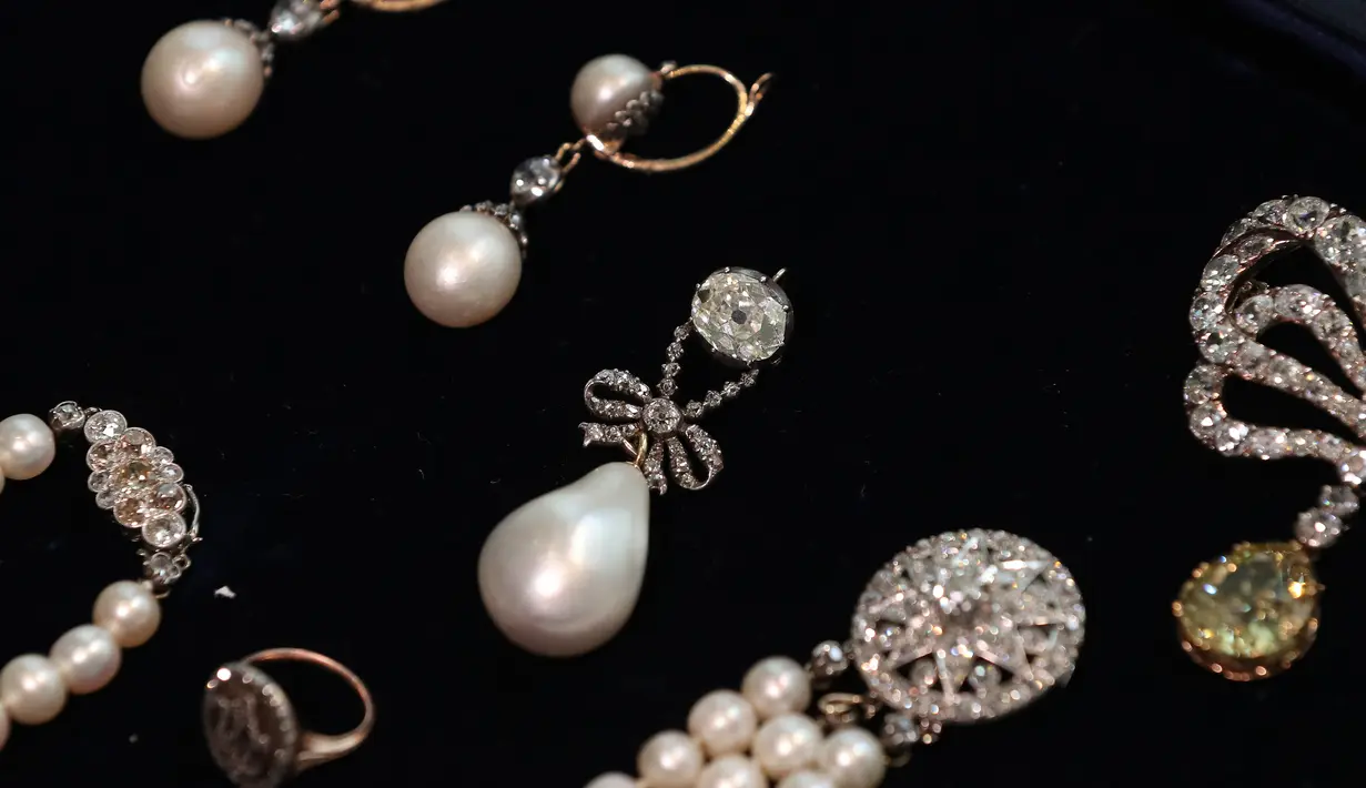 Foto pada 19 Oktober 2018, mutiara milik mendiang Ratu Prancis, Marie Antoinette dan perhiasan lainnya di Sotheby, London. Terjual dengan harga US$ 36 juta menjadikan mutiara tersebut sebagai mutiara termahal di dunia. (Daniel LEAL-OLIVAS / AFP)