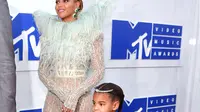 Beyonce ditemani putri kecilnya Blue Ivy di karpet merah MTV Video Music Awards (VMA) 2016 di New York, Minggu (28/8). Blue Ivy memakai gaun dengan rok tutu bertumpuk juga tiara di kepalanya. (Larry Busacca/GETTY IMAGES NORTH AMERICA/AFP)