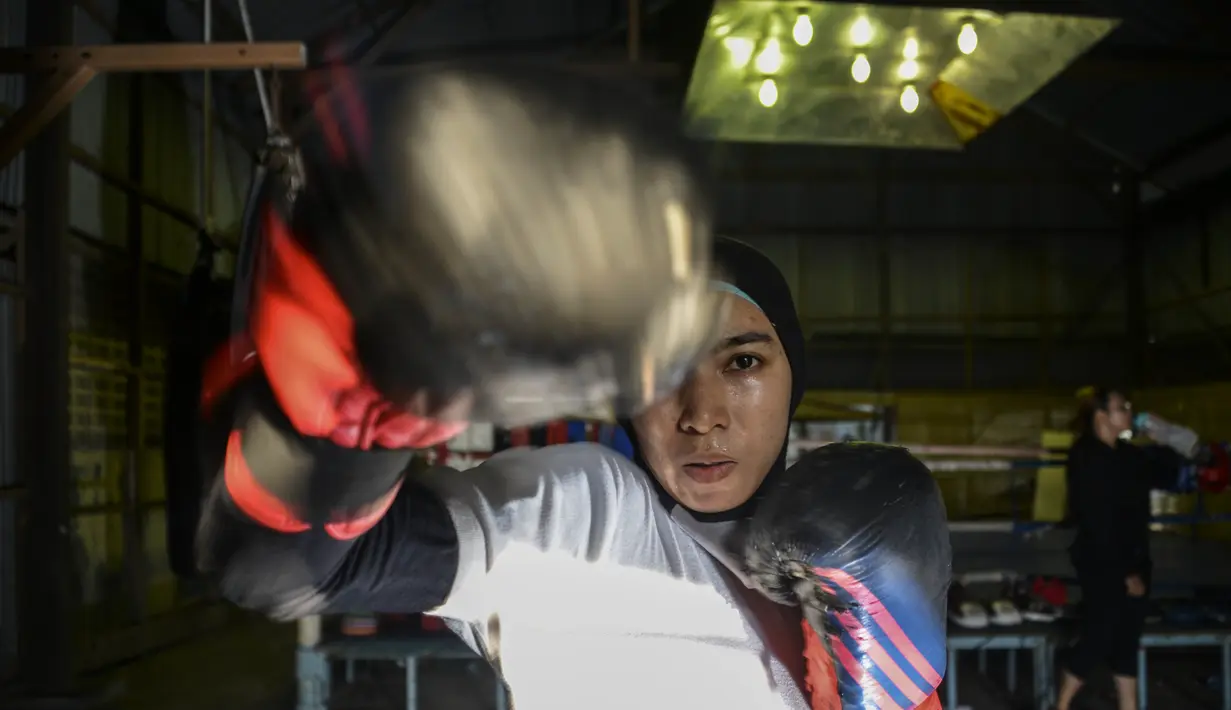 Seorang petinju amatir wanita mengikuti sesi latihan di sebuah pusat olahraga di Banda Aceh (24/8/2020). (AFP Photo/Chaideer Mahyuddin)