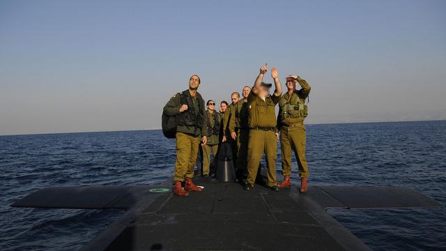 Tentara Israel di atas Dolphin-class submarine IDF (Wikimedia Commons)
