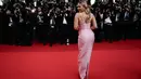 Aktris Amerika Serikat itu terlihat glamor saat  membiarkan tato-tato yang menarik perhatiannya terpampang dengan gaun merah muda yang elegan. (Photo by CHRISTOPHE SIMON / AFP)