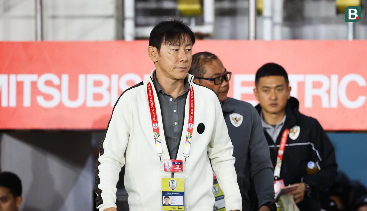 <p>Pelatih Timnas Indonesia, Shin Tae-yong&nbsp;memasuki lapangan pada laga Grup B Piala AFF 2024 melawan Filipina yang berlangsung di Stadion Manahan, Solo, Jawa Tengah, Sabtu (21/12/2024). (Bola.com/Abdul Aziz)</p>