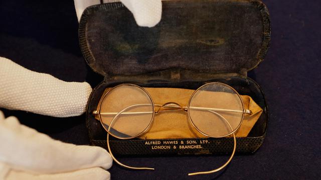 Kacamata John Lennon Dilelang