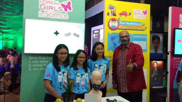 Pemenang L’Oréal Girls in Science (LGIS) 2017 bersama dengan Presiden Direktur L’Oréal Indonesia, Umesh Phadke. (Liputan6.com/Citra Dewi)