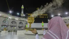 Seorang pria membakar dupa di sekitar Ka’bah, Masjidil Haram, Makkah, Arab Saudi, Minggu (26/7/2020). Karena pandemi COVID-19, Arab Saudi membatasi jumlah jemaah haji tahun ini hanya untuk sekitar 1.000 orang. (Saudi Ministry of Media via AP)