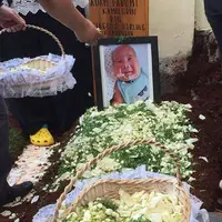 Umurnya baru tujuh bulan, tapi banyak hal yang sudah diajarkan oleh si kecil Adam Fabumi. Terima kasih Adam... (Foto: Instagram @atrissya)