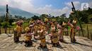 Penari menggelar tarian dan fashion show berlatar alam di Grand Smesco Hills Cisarua, Bogor, Minggu (11/4/2021). Tari yang akan ditampilkan adalah Tari Topeng Jigrik Ndat dari Betawi, Tari Legong Mesatya dari Bali, Tari Papua, Tari Bajidor Kahot dan Tari Kipas Pakarena (Liputan6.com/JohanTallo)