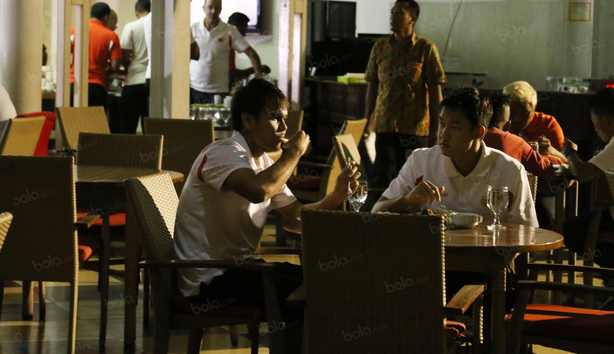 Rezaldi Hehanusa (kiri) dan Sutanto Tan tengah serius menikmati makan malam di Bandung, Jumat (15/7/2016). (Bola.com/Nicklas Hanoatubun)