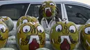 Seorang penjual menyortir labu yang dilukis dengan wajah setan selama festival Hindu 'Durga Puja' di pasar grosir di Chennai (13/10/2021). Durga Puja meliputi penyembahan dewa Siwa, Lakshmi, Ganesha, Saraswati dan Kartikeya. (AFP/Arun Sankar)