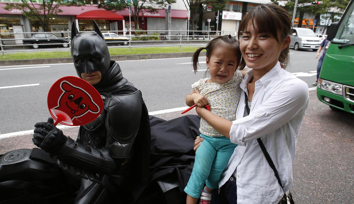 Batman kota Chiba ini tidak memerangi kejahatan, tetapi memberikan kebahagiaan kepada warga agar selalu tersenyum, Jepang, (31/8/14). (REUTERS/Yuya Shino)