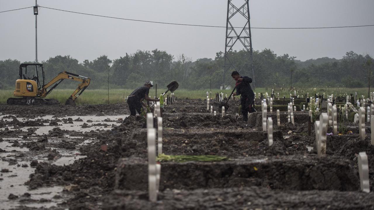 Menengok Makam COVID-19 di TPU Keputih Surabaya