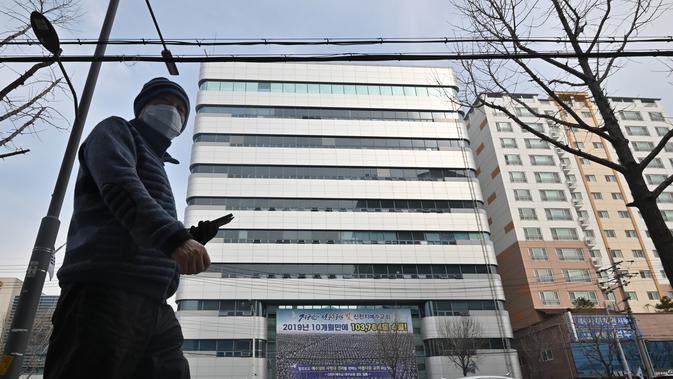 Kondisi Daegu, Korea Selatan, sepi usai instruksi pemerintah setempat agar warga tak beraktivitas di luar rumah akibat meningkatnya kasus infeksi virus corona. (dok. Foto JUNG YEON-JE / AFP)