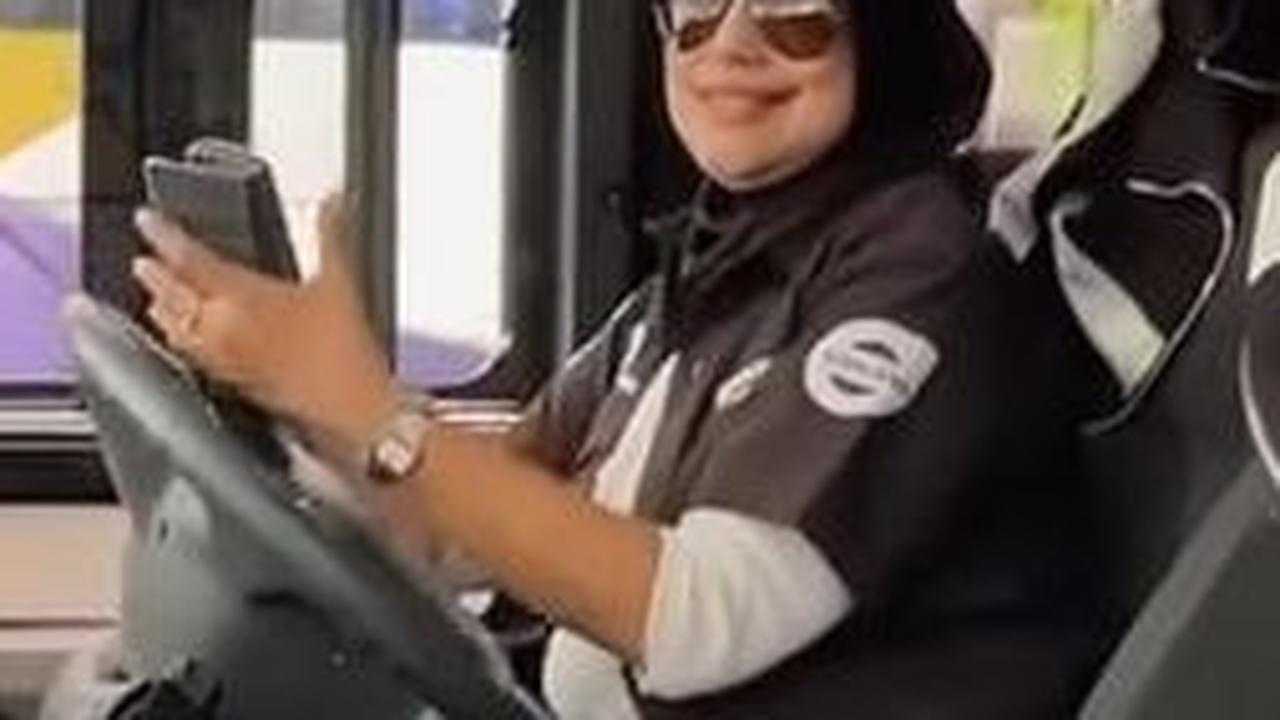 "Silakan," kata Fitri begitu ramah.