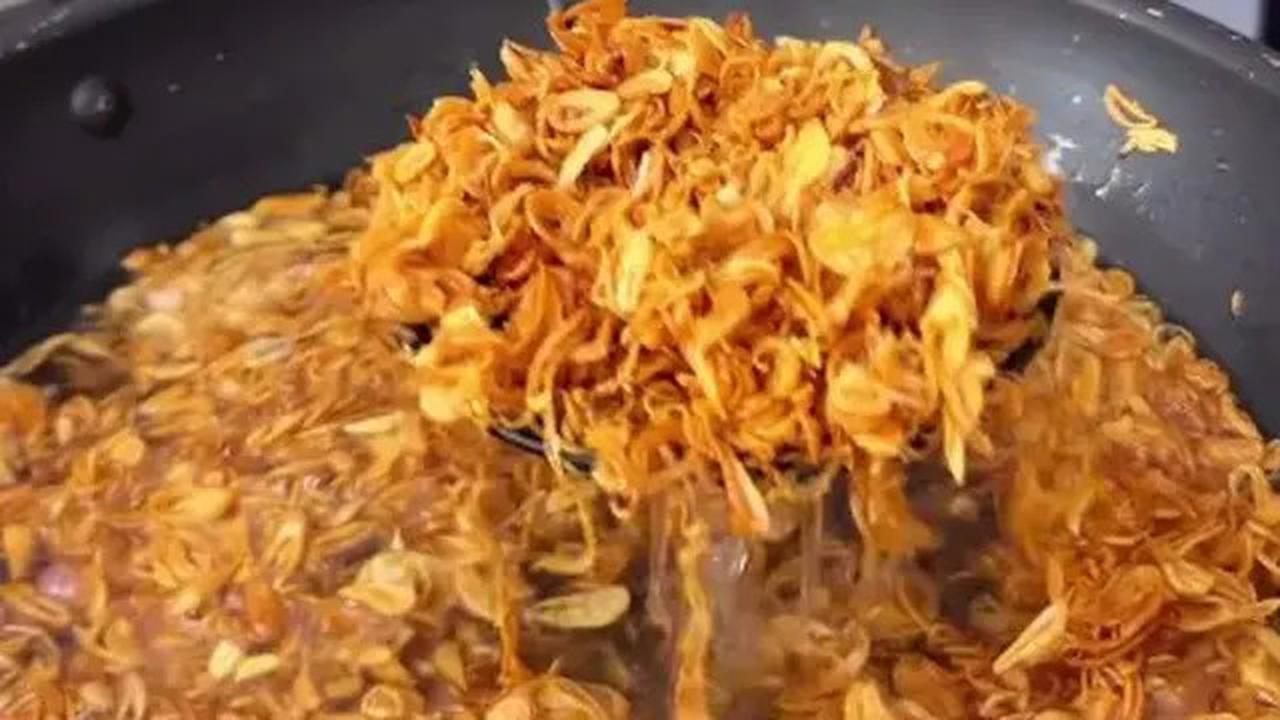 Trik Satu Bahan, Cara Menggoreng Bawang Merah agar Harum dan Super Renyah