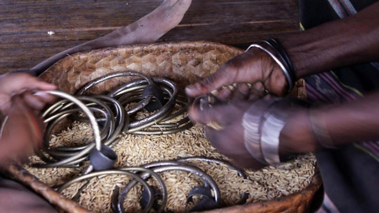 Mengenal Lasing, tradisi mengilaukan gelang kuningan khas Suku Abui