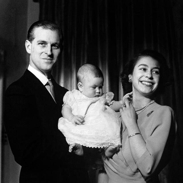6 Potret Kenangan Pangeran Philip dan Ratu Elizabeth II Saat Muda, Gagah dan Berwibawa