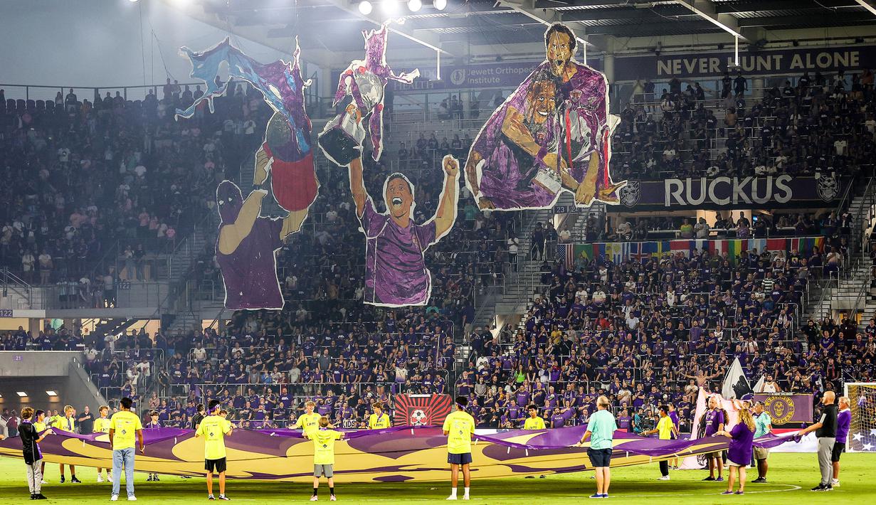 Pendukung Orlando City membuat koreografi menjelang laga lanjutan Liga Amerika Serikat (MLS) melawan Inter Miami di Exploria Stadium, Orlando, Amerika Serikat, Senin (26/09/2023). (AFP/Getty Images/Alex Menendez)