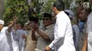 Capres nomor urut 02 Prabowo Subianto saat menghadiri syukuran kemenangan di kediaman Prabowo, di Kertanegara, Jakarta, Jumat (19/4). Acara dengan tema gema nisfu sya'ban sekaligus ucapan syukur kemenangan Prabowo - Sandiaga tersebut dihadiri ribuan pendukung. (Liputan6.com/Faizal Fanani)