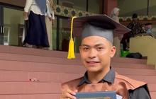 Datang ke Wisuda Mahasiswa yang Orang Tuanya Tak Bisa Hadir, Aksi Dosen Ini Tuai Pujian