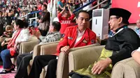 Presiden Joko Widodo atau Jokowi dan Ketua Umum Pengurus Besar Ikatan Pencak Silat Indonesia (IPSI) Prabowo Subianto berbincang saat menyaksikan pencak silat Asian Games 2018 di Jakarta, Rabu (29/8). (Liputan6.com/HO/Biro Pers Setpres)