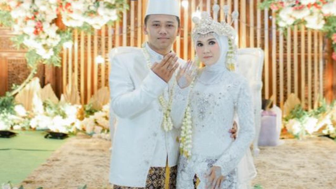 Pesta resepsi keduanya pun juga nampak sederhana.
