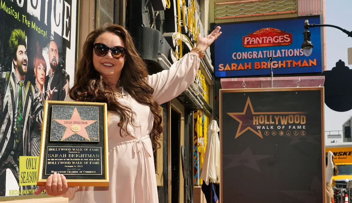Penyanyi sekaligus aktris Sarah Brightman berpose di depan bintang Hollywood Walk of Fame barunya dekat Teater Pantages setelah upacara untuknya di Los Angeles, California, Amerika Serikat, 6 Oktober 2022. Sarah Brightman menerima bintang Hollywood Walk of Fame atas kontribusinya pada teater dan pertunjukan. (AP Photo/Chris Pizzello)