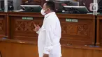 Terdakwa kasus pembunuhan Brigadir Yosua, Kuat Ma'ruf seusai menjalani sidang dengan agenda pembacaan vonis dari majelis hakim di PN Jakarta Selatan, Selasa (14/2/2023). Kuat mengangkat jari membentuk tanda metal usai divonis Majelis Hakim 15 tahun penjara. (Liputan6.com/Herman Zakharia)
