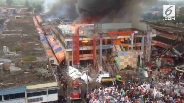 Pasar Ateh atau Pasar Atas Bukittinggi terbakar. Ratusan kios dan sebagain besar bagian gedung pasar, habis dilahar api.