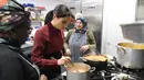 Duchess of Sussex Meghan Markle memasak bersama komunitas Hubb Community Kitchen di London, Inggris (21/11). Kegiatan Istri Pangeran Harry itu untuk melakukan proyek amal. (Chris Jackson/Pool via AP)