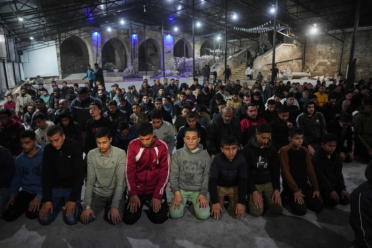FOTO: Warga Gaza Sambut Ramadan dengan Tarawih di Masjid Terdampak Perang