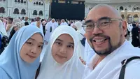 Lepas Kepergian Suami, Desainer Ayu Dyah Andari Mengenang Kebersamaan Terakhir di Tanah Suci