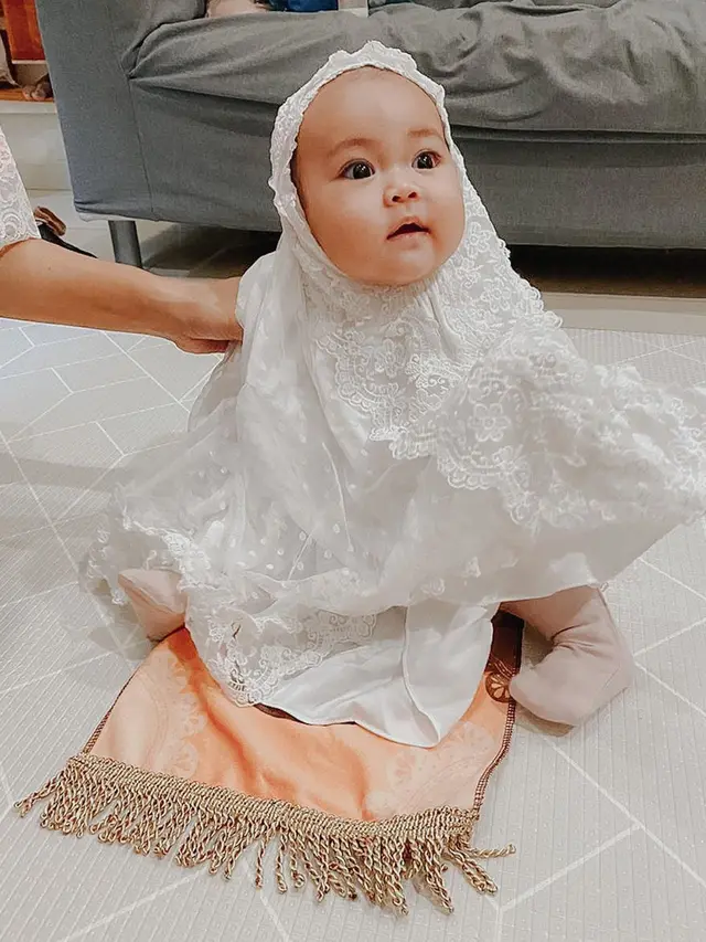 Potret Gemas Anak Seleb Ikut Ibadah Sholat Tarawih