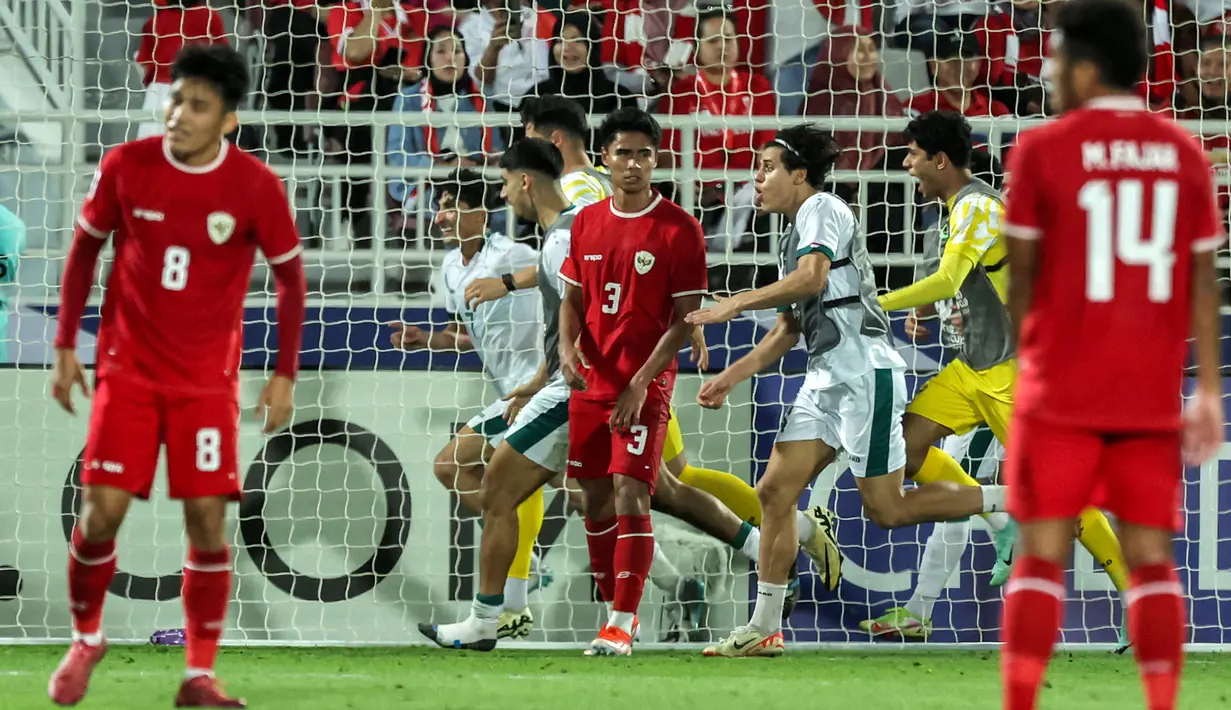 Timnas Indonesia U-23 masih harus bersabar untuk mendapatkan tiket ke Olimpiade Paris setelah pada laga perebutan tempat ketiga Piala Asia U-23 2024, yang menjadi tiket lolos otomatis terakhir, dikalahkan Irak 1-2 di Abdullah bin Khalifa Stadium, Doha, Qatar, Kamis (2/5/2024). Sempat unggul duluan melalui gol Ivar Jenner pada menit ke-19, Irak sukses menyamakan skor delapan menit kemudian via Zaid Tahseen yang bertahan hingga waktu normal, bahkan hingga perpanjangan waktu 2x15 menit usai. Gol kemenangan Irak dicetak Ali Jasim pada menit ke-96 masa perpanjangan waktu. Dengan hasil ini, Garuda Muda akan menjalani play-off kontra Guinea pada 9 Mei mendatang sebagai peluang terakhir menuju Olimpiade Paris. (AFP/Karim Jaafar)