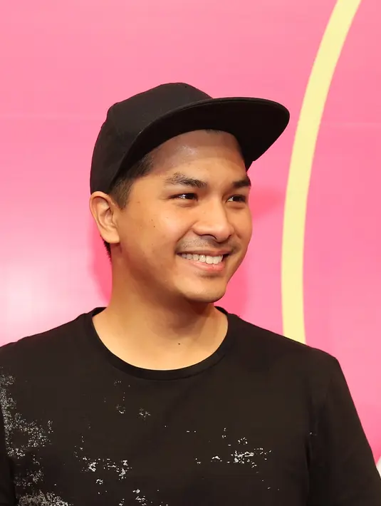 "Iya benar banget (kembali lagi), kemarin kan Chelsea sempat hamil dan melahirkan jadi kita sebenarnya emang pengen cuti dulu buat sinetron," kata Glenn Alinskie saat ditemui di Epicentrum, Jakarta Selatan, Selasa (7/2). (Bambang E. Ros/Bintang.com)