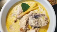 Opor Ayam Lebaran jadi sajian khas untuk menjamu tamu. (Dok: Cookpad&nbsp;@Rishel_kitchen)