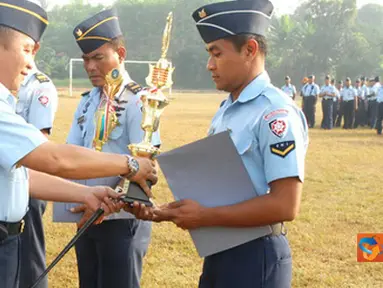 Danlanud Suryadarma Serahkan Hadiah HUT Koopsau I