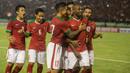 Para pemain Indonesia merayakan gol yang dicetak Boaz Solossa ke gawang Malaysia. Gol Indonesia tercipta dua melalui Boaz dan satu lagi oleh Irfan Bachdim. (Bola.com/Vitalis Yogi Trisna)
