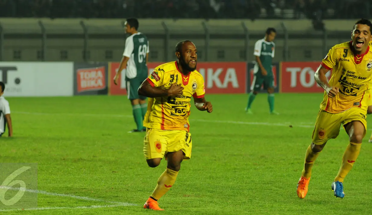 Gelandang Sriwijaya FC, Yohanis Nabar (tengah) berlari usai mencetak gol ke gawang PS TNI pada lanjutan laga Turnamen Piala Bhayangkara di Stadion Si Jalak Harupat, Bandung, Minggu (20/3/2016). Sriwijaya FC unggul 2-1. (Liputan6.com/Helmi Fithriansyah)