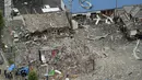 Penyelidik bekerja di lokasi ledakan di Koriyama, Prefektur Fukushima, Jepang utara, Kamis, (30/7/2020). Setidaknya lebih dari puluhan orang terluka dan dibawa ke rumah sakit setelah ledakan akibat kebocoran gas menghantam dinding, jendela, dan bangunan di lingkungan tersebut. (Berita Kyodo via AP)