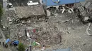 Penyelidik bekerja di lokasi ledakan di Koriyama, Prefektur Fukushima, Jepang utara, Kamis, (30/7/2020). Setidaknya lebih dari puluhan orang terluka dan dibawa ke rumah sakit setelah ledakan akibat kebocoran gas menghantam dinding, jendela, dan bangunan di lingkungan tersebut. (Berita Kyodo via AP)