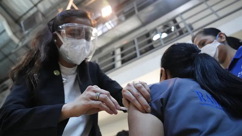 FOTO: Filipina Mulai Suntikkan Booster Vaksin COVID-19 kepada Pekerja Garis Depan