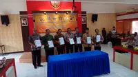 Kapolres Bangkalan AKBP Anissullah dan Kadiknas Mohni saat menandatangani MoU pendidikan anti narkoba