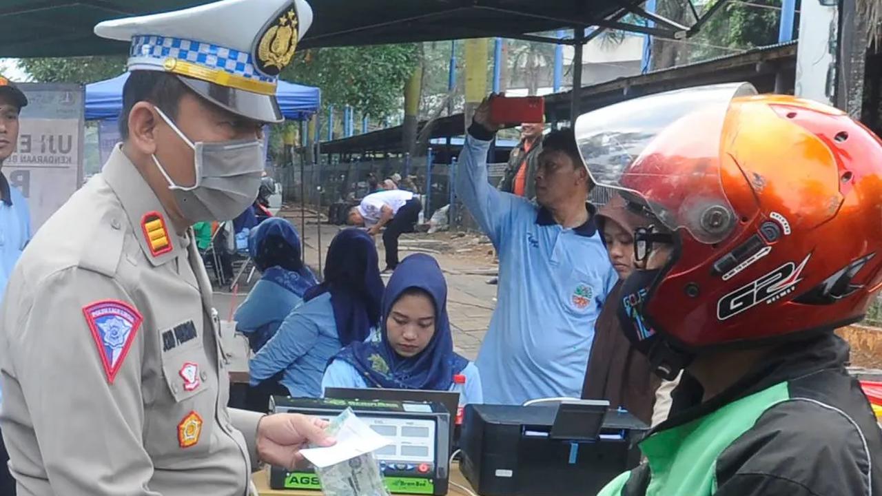 sementara roda empat atau lebih sebesar Rp500 ribu.<br>