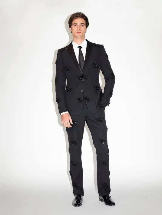 <p>Sekilas terlihat biasa saja, namun jika diperhatikan dengan seksama gaya fashion Jacob Elordi menarik perhatian, dengan tampilan payet logo Burberry di sekeliling jasnya, </p>