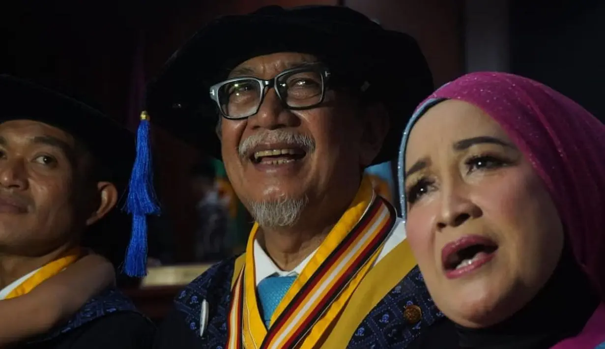 Meski usianya yang mendekati kepala  tujuh, Deddy Mizwar masih semangat dalam menuntut ilmu. Dalam acara tersebut, tidak hanya meraih gelar doktor,  Deddy Mizwar juga dinobatkan sebagai gelar wisudawan tertua. [Instagram/deddy_mizwar]