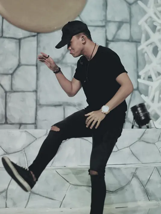 Rasa bangga juga diungkapkan oleh kelahiran Cileunyi Bandung 19 tahun silam itu. Apalagi, ajang ini menjadi salah satu ajang bergengsi karena diisi oleh tiga negara, Indonesia, Singapura dan Malaysia. (Instagram/rizkyfbian)