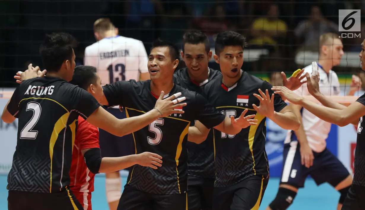 Pemain Timnas voli putra Indonesia bersorak meraih poin saat melawan Kazakhstan pada Kejuaraan Voli Asia 2017 ke-16 di GOR Tri Dharma, Gresik, Selasa (25/7). Indonesia kalah 3-2 (25-23, 25-27, 21-25, 25-21, 13-15). (Liputan6.com/Helmi Fithriansyah)