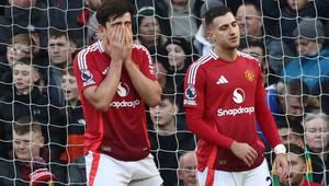 Dari kiri ke kanan) Bek Manchester United asal Inggris #05, Harry Maguire, dan bek Manchester United asal Portugal #20, Diogo Dalot, bereaksi setelah kebobolan gol pembuka selama pertandingan Liga Primer Inggris antara Manchester United dan Bournemouth di Old Trafford di Manchester, Inggris barat laut, pada 22 Desember 2024. (Darren Staples/AFP)