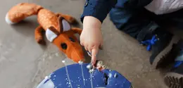 Ide aktivitas sensorik kreatif untuk balita 2–3 tahun yang mudah, murah, dan bermanfaat bagi perkembangan anak. (Foto: freepic.diller/Freepik)