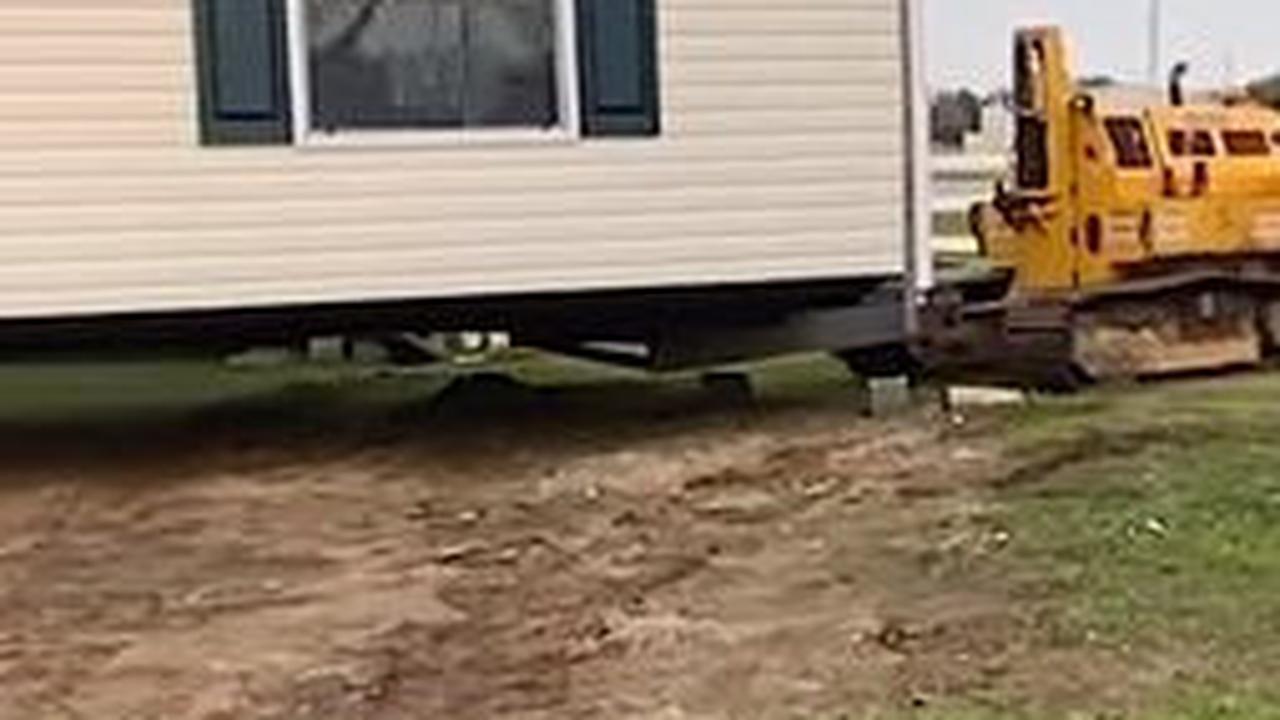 "Mobile home ini yang jelas lebih murah daripada rumah biasa.Kalau enggak salah kemarin saya tanya itu sekitar US$ 34.000 yang bekas dan ada dua kamar," kata Martin.
